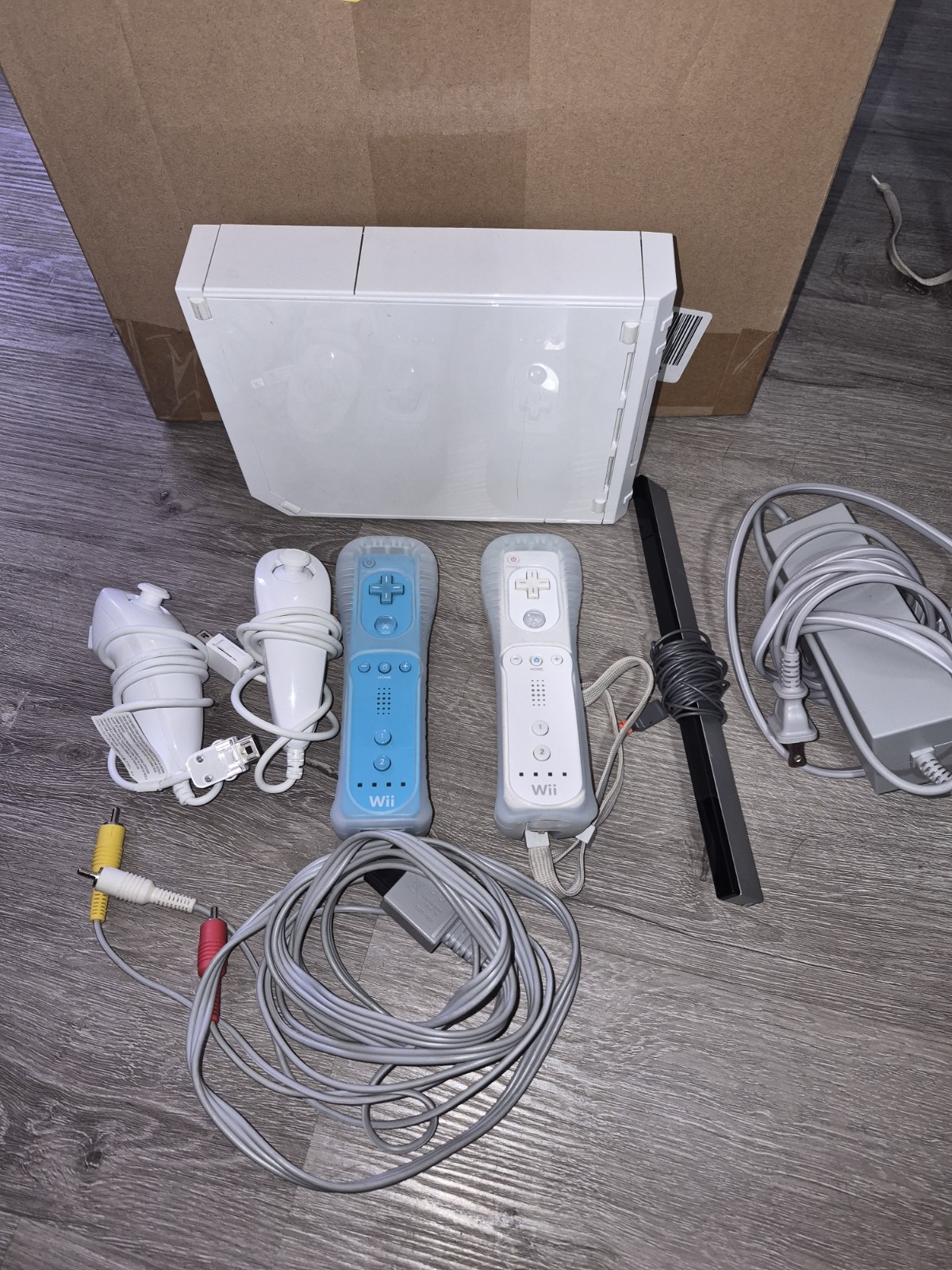Nintendo Wii RVL-001 Gamecube Compatible w/ Cords and 2 Controllers TESTED