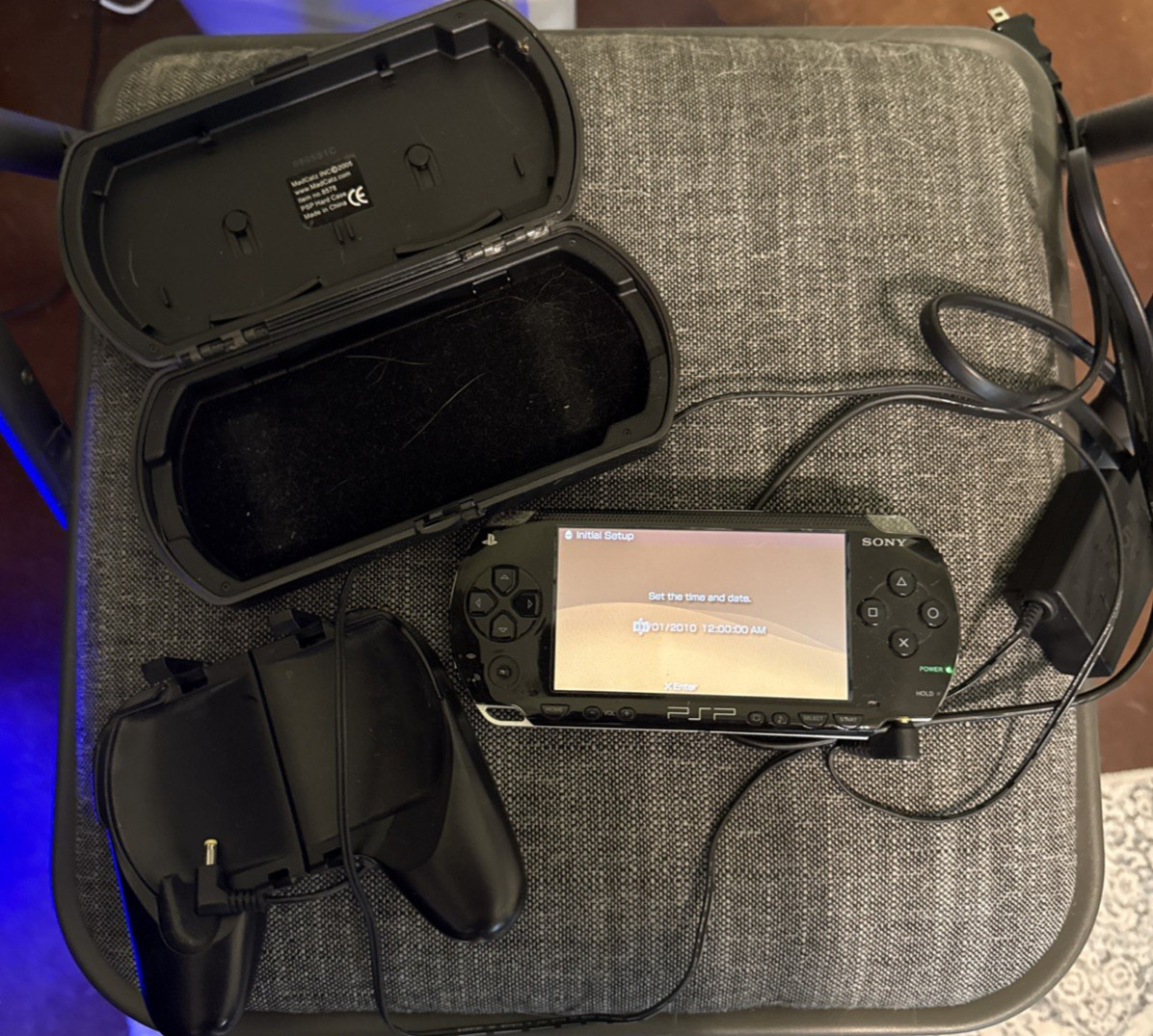 Sony PSP-1001 Handheld Console Black Wi-Fi Capability w Case, Memory and Handle