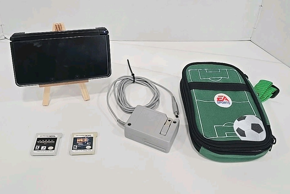 Nintendo 3DS CTR-001 (USA) Black Handheld Console + Case Charger & 2 Games CLEAN